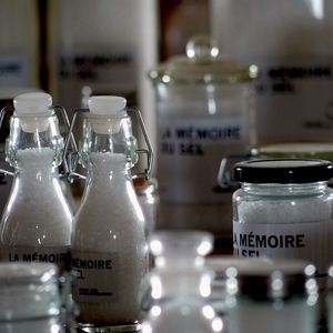 Ensemble de bouteilles et de pots remplis de sel étiquetés la mémoire du sel - France  - collection de photos clin d'oeil, catégorie clindoeil